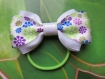 Elastique fin avec noeud papillon en tissu satin blanc et imprimé fleur vert, violet, bleu 