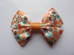 Barrette métal 5 cm avec petit noeud papillon en tissu satin imprimé fleur orange, marron, bleu 