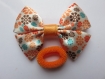 Chouchou élastique mousse avec noeud papillon en tissu satin imprimé fleurorange, marron, bleu 