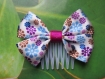 Petit peigne plastique 3 cm avec petit noeud papillon en tissu satin imprimé fleur bleu, violet, marron 