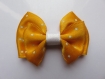 Barrette métal 5 cm avec petit noeud papillon en tissu satin jaune à petits pois blancs 