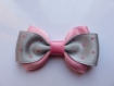 Barrette métal 5 cm avec noeud papillon en tissu satin rose et gris à petits pois roses 