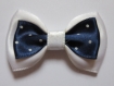 Barrette métal 5 cm avec petit noeud papillon en tissu satin blanc et bleu marine à petits pois blancs 