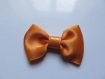 Barrette métal 5 cm avec petit noeud papillon en tissu satin orange clair 