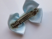 Barrette métal 5 cm avec noeud papillon en tissu bleu ciel rayé blanc 