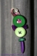Broche multi boutons violets et verts
