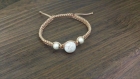 Bracelet ajustable shamballa brun beige 3 perles 